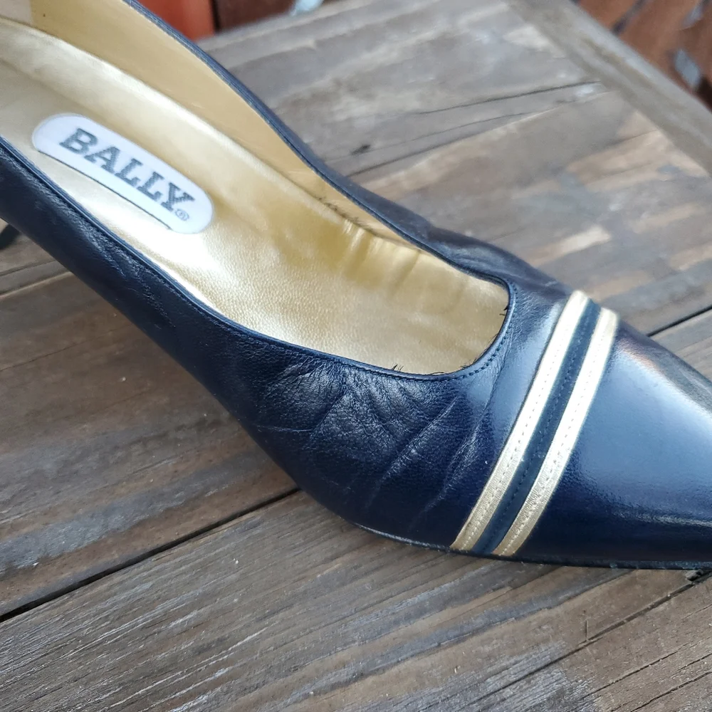 Vintage Bally 80s women's pump heels. Size 7  M. Italy. Nautical/Navy/Go…